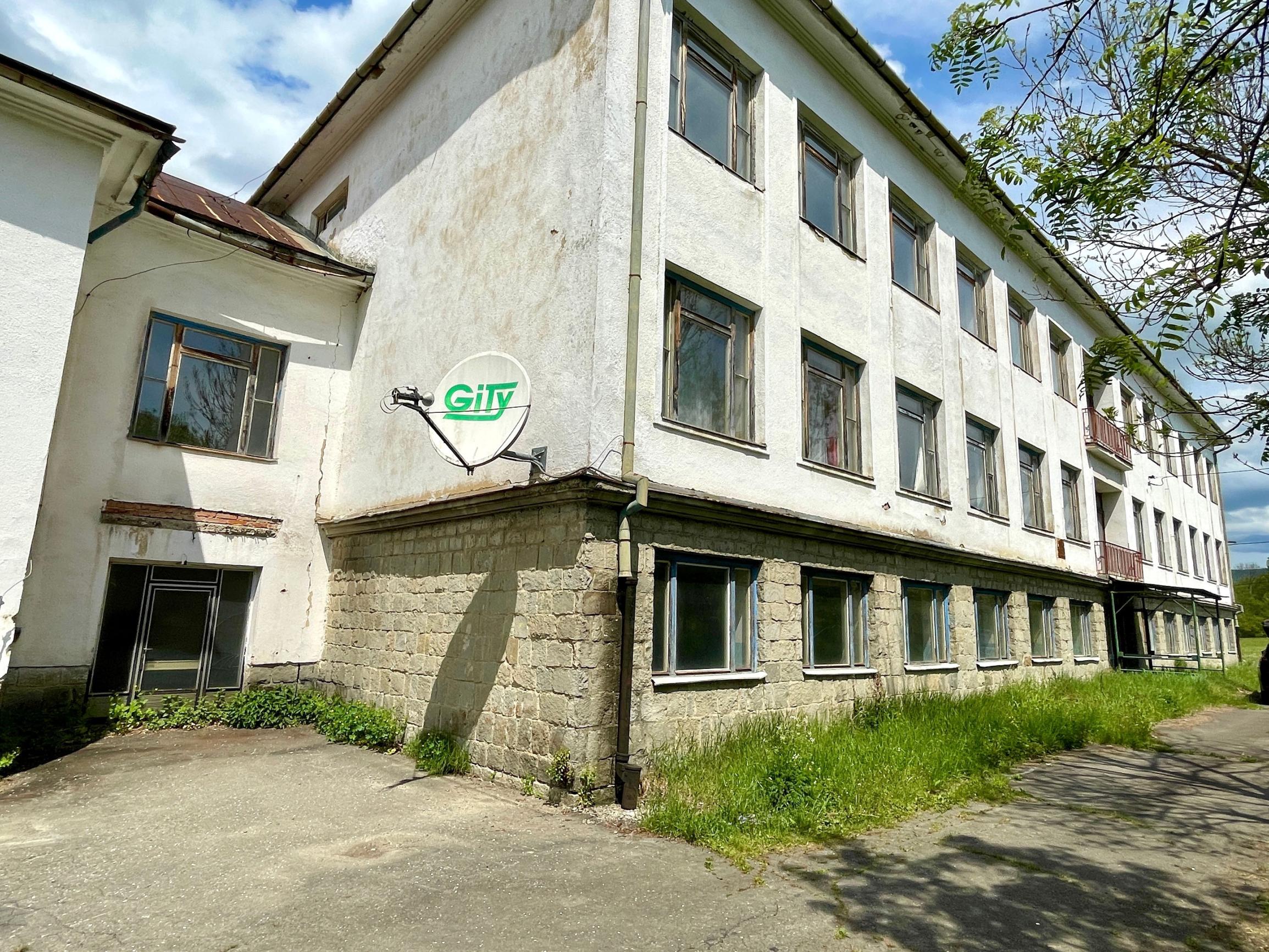 NA PREDAJ: bývalá budova základnej školy s veľkým potenciálom - fotografia 29