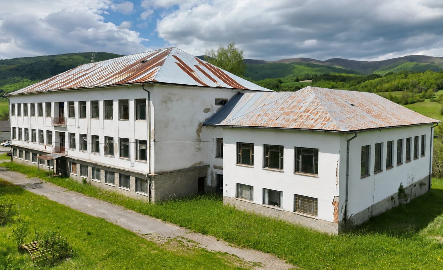 NA PREDAJ: bývalá budova základnej školy s veľkým potenciálom - fotografia 2