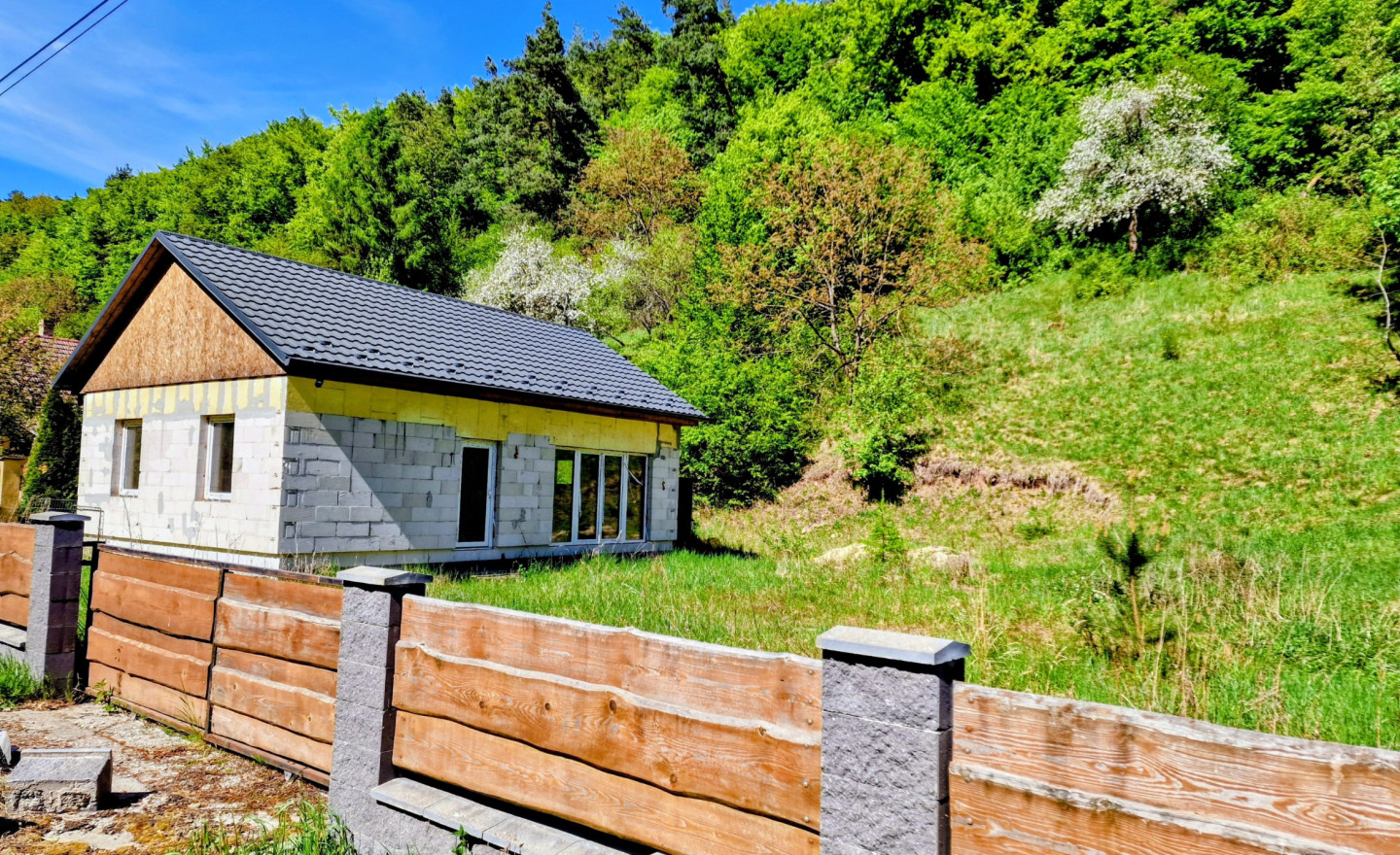 RODINNÝ DOM V OBCI HOLLOHÁZA – bývanie pri lese len pár minút od Košíc - fotografia 1