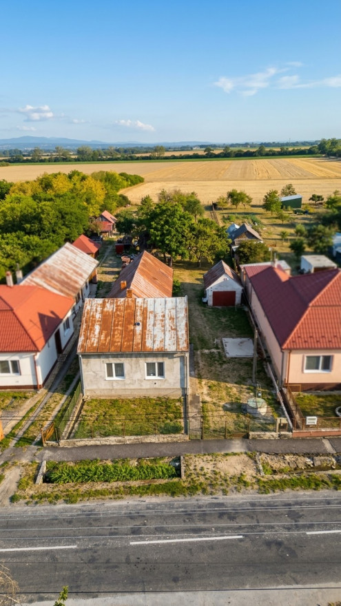 REZERVOVANE !!! RODINNÝ DOM S POZEMKOM – VEĽKÉ REVIŠTIA - fotografia 1