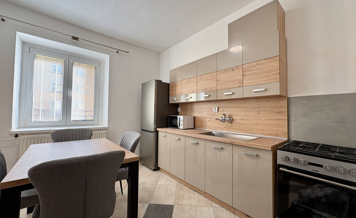 3-IZBOVÝ BYT 90m2+LODŽIA BALKÓN PARKOVANIE  PREŠOV - fotografia 1