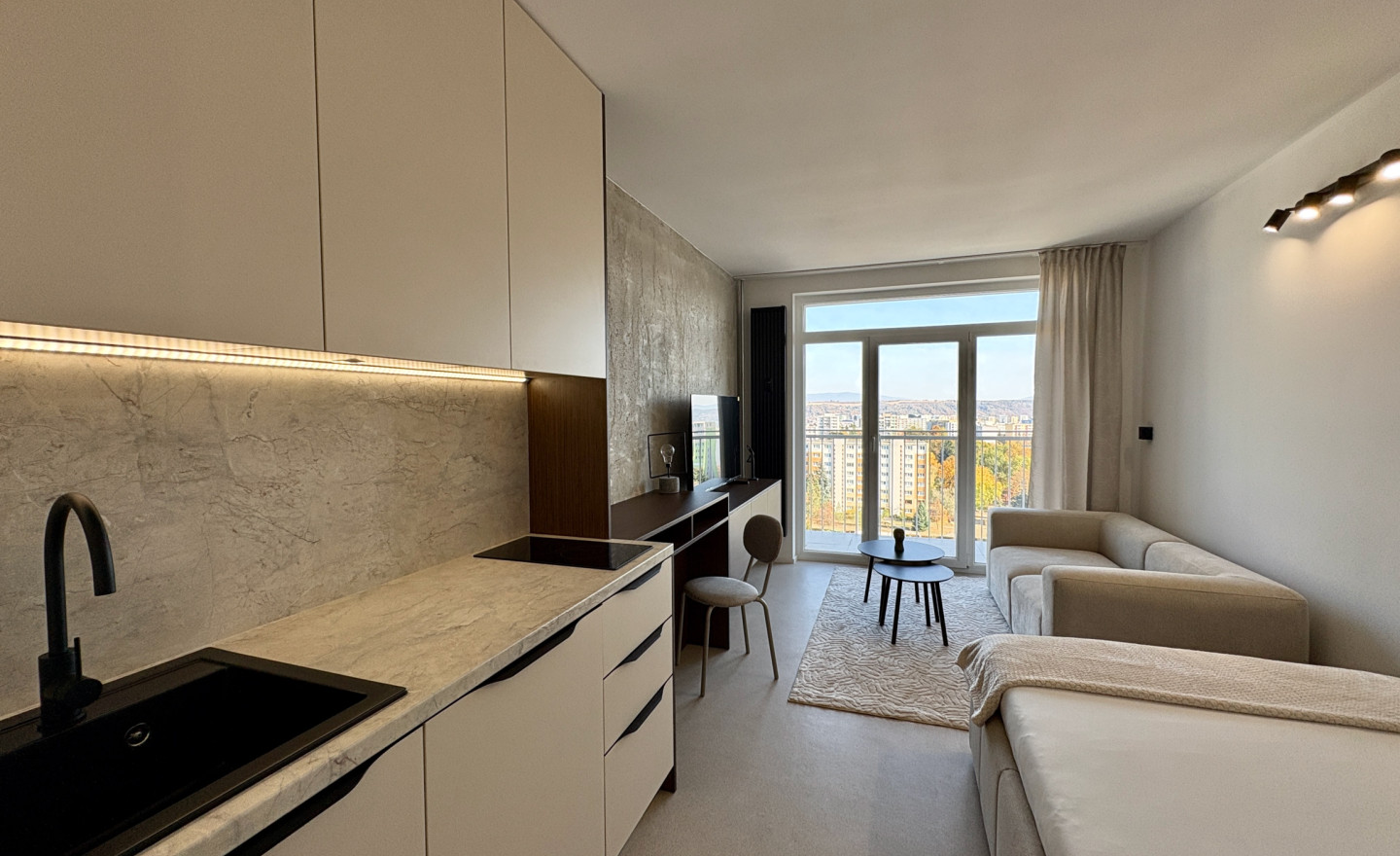 🏡 MODERNÝ 1-IZBOVÝ BYT S LODŽIOU | KOSMALT, KOŠICE – TERASA - fotografia 6