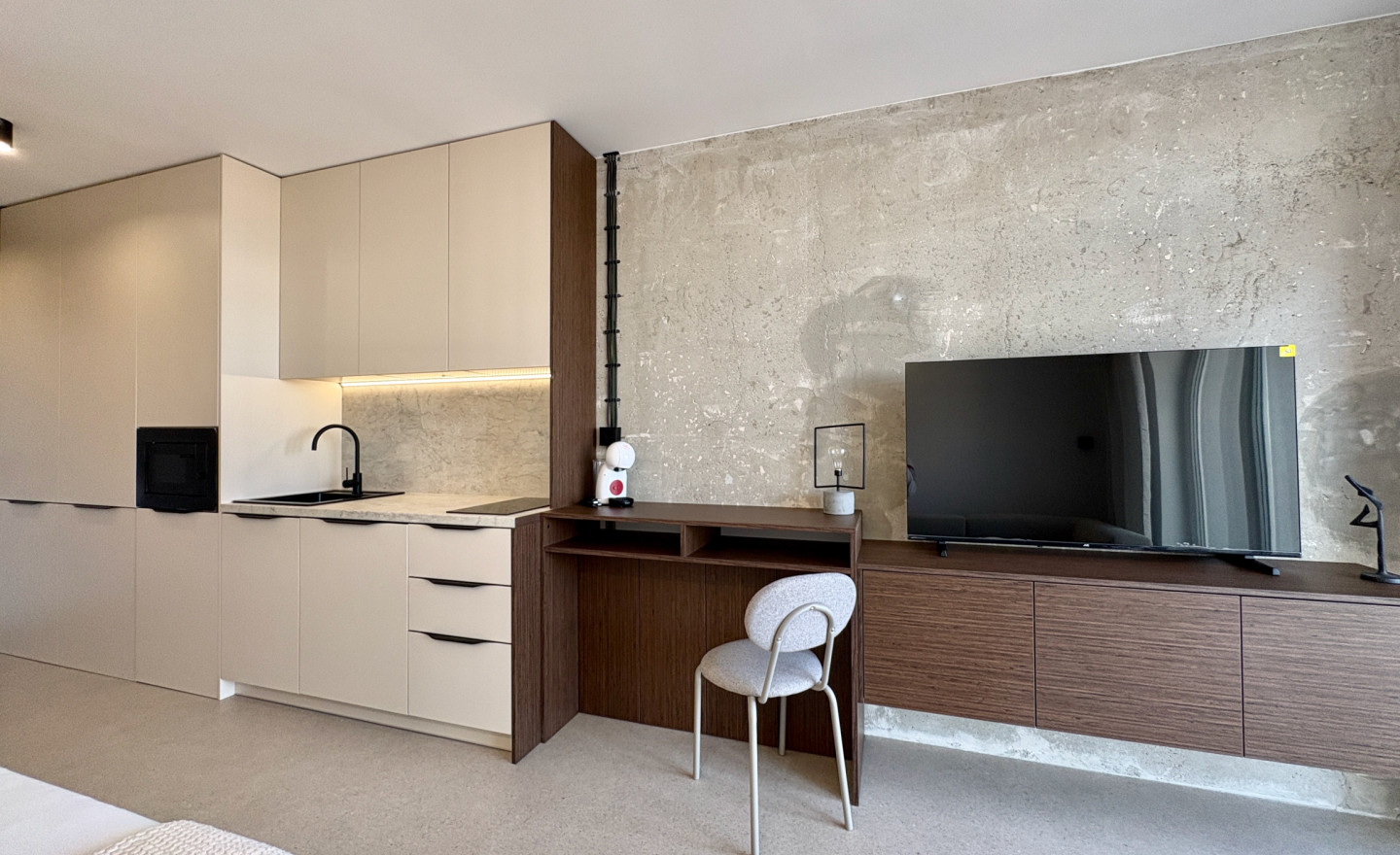 🏡 MODERNÝ 1-IZBOVÝ BYT S LODŽIOU | KOSMALT, KOŠICE – TERASA - fotografia 3