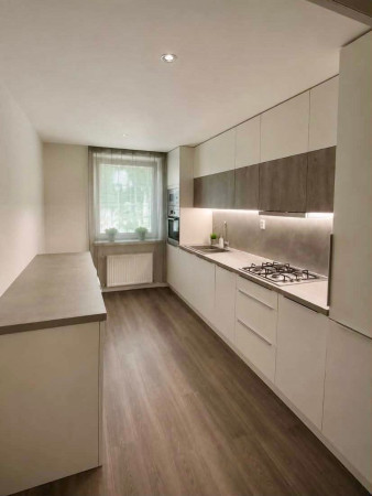 TOP lokalita pri námestí | 2-izbový byt 56,5 m² | Kompletná rekonštrukcia | Zariadený