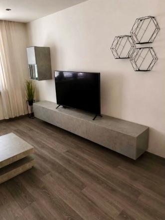 TOP lokalita pri námestí | 2-izbový byt 56,5 m² | Kompletná rekonštrukcia | Zariadený - fotografia 3