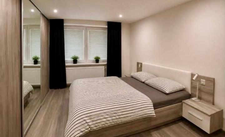TOP lokalita pri námestí | 2-izbový byt 56,5 m² | Kompletná rekonštrukcia | Zariadený - fotografia 4