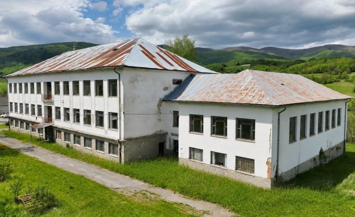 NA PREDAJ: bývalá budova základnej školy s veľkým potenciálom - fotografia 2