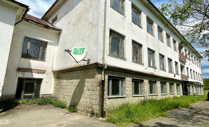 NA PREDAJ: bývalá budova základnej školy s veľkým potenciálom - fotografia 4