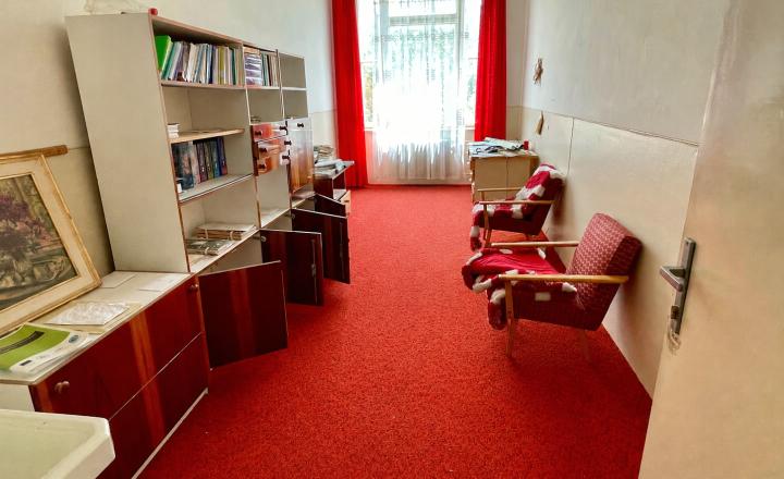 NA PREDAJ: bývalá budova základnej školy s veľkým potenciálom - fotografia 12