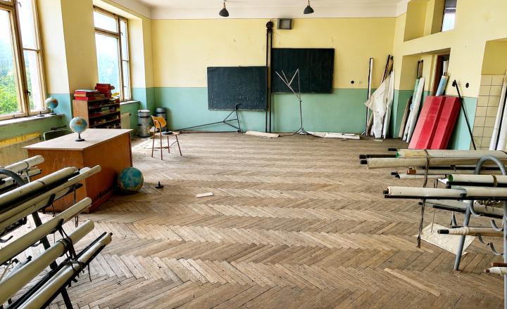 NA PREDAJ: bývalá budova základnej školy s veľkým potenciálom - fotografia 16