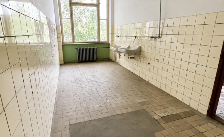NA PREDAJ: bývalá budova základnej školy s veľkým potenciálom - fotografia 24