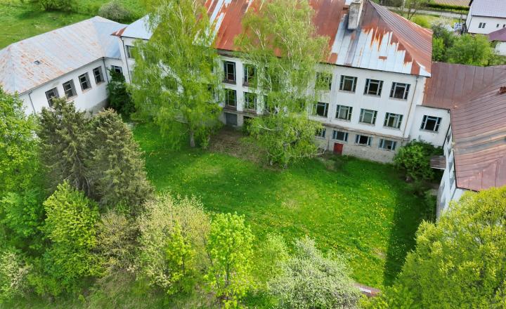 NA PREDAJ: bývalá budova základnej školy s veľkým potenciálom - fotografia 6