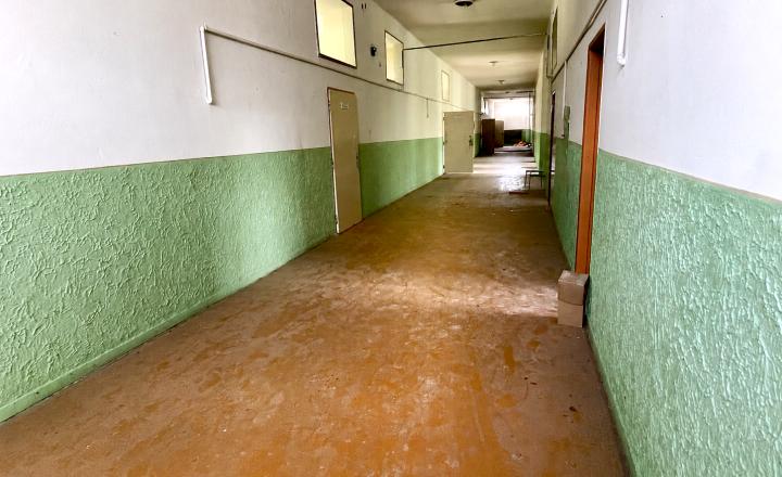 NA PREDAJ: bývalá budova základnej školy s veľkým potenciálom - fotografia 8