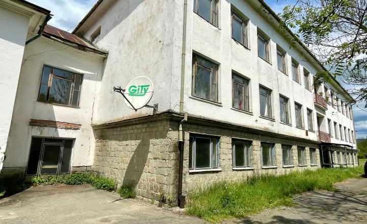 NA PREDAJ: bývalá budova základnej školy s veľkým potenciálom - fotografia 4