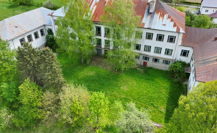 NA PREDAJ: bývalá budova základnej školy s veľkým potenciálom - fotografia 6