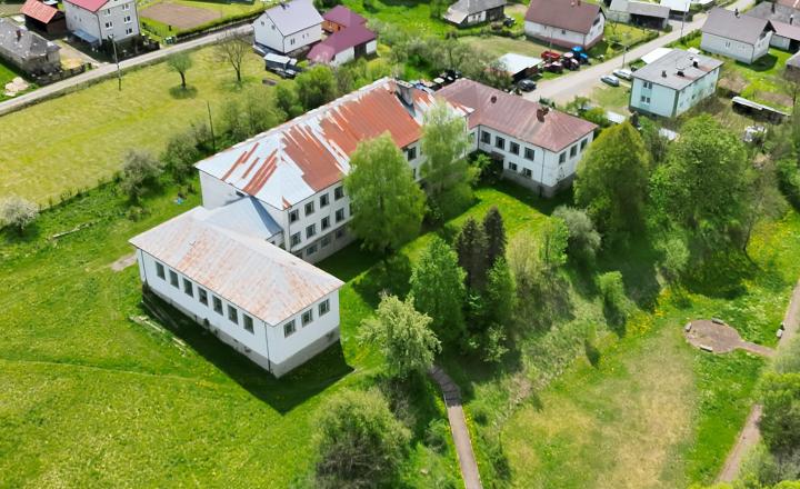 NA PREDAJ: bývalá budova základnej školy s veľkým potenciálom - fotografia 27