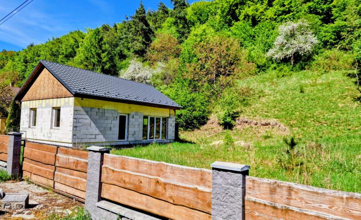 RODINNÝ DOM V OBCI HOLLOHÁZA – bývanie pri lese len pár minút od Košíc - fotografia 1