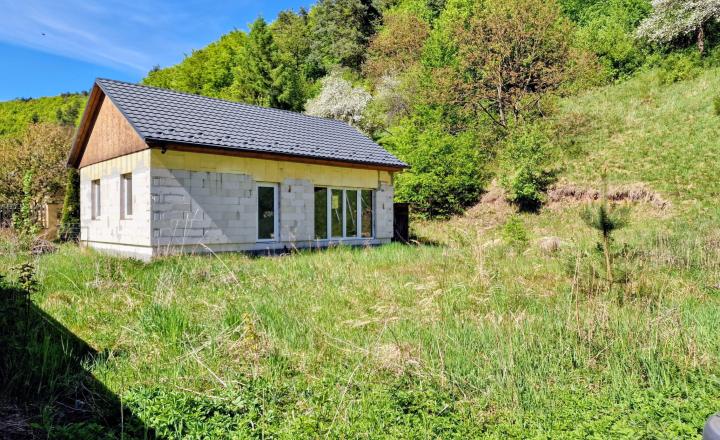 RODINNÝ DOM V OBCI HOLLOHÁZA – bývanie pri lese len pár minút od Košíc - fotografia 3