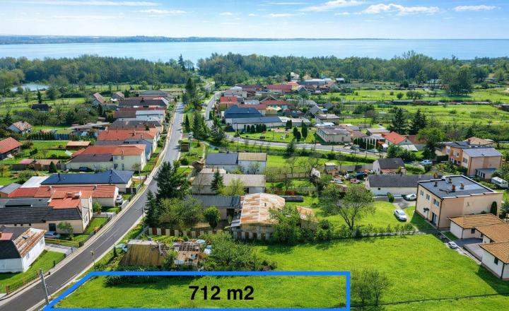 Stavebný pozemok v centre obce Kusín – Zemplínska Šírava - fotografia 2